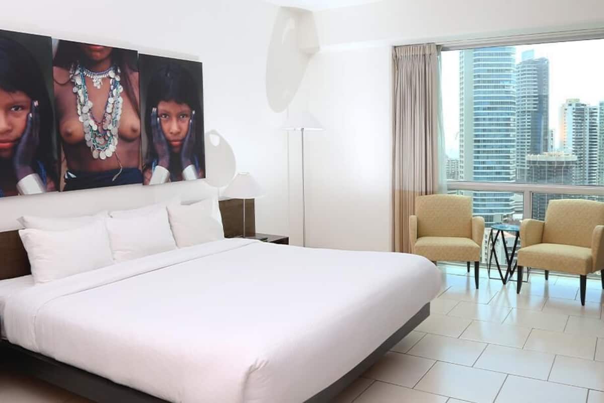 Premium bedding, in-room safe, desk, laptop workspace