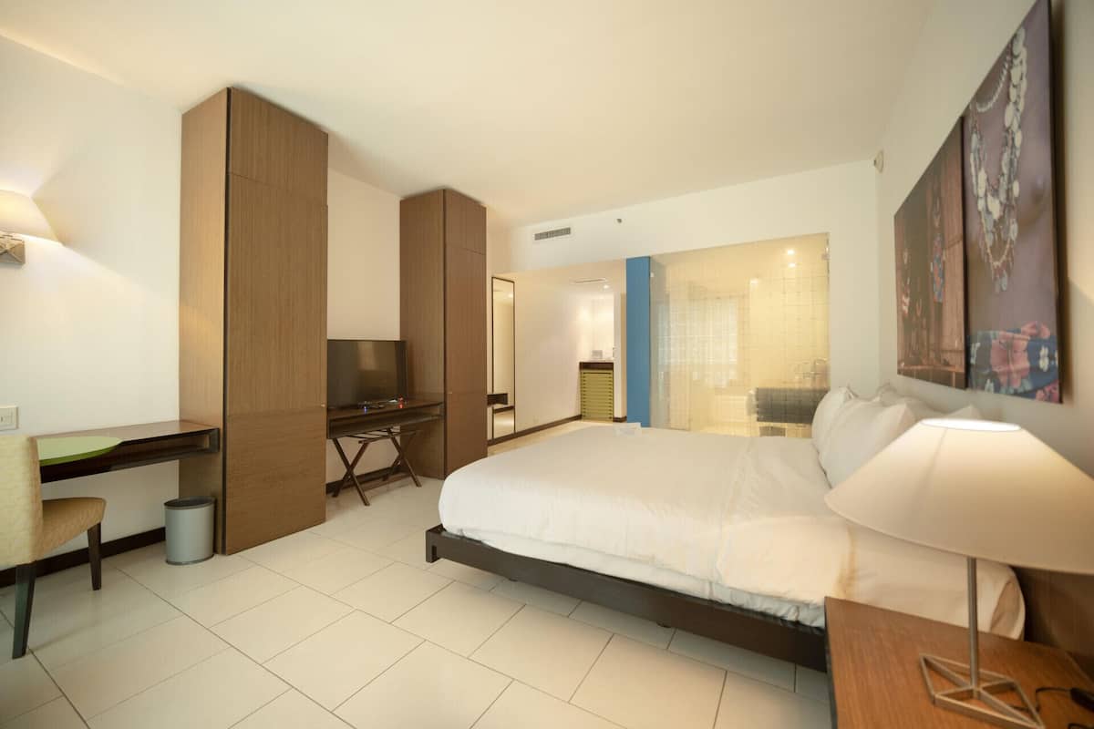 Premium bedding, in-room safe, desk, laptop workspace
