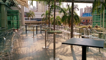 2 restaurantes; se sirve desayuno, almuerzo y cena; sushi