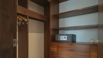 Ein begehbarer Kleiderschrank mit Holzböden und einer Mikrowelle.