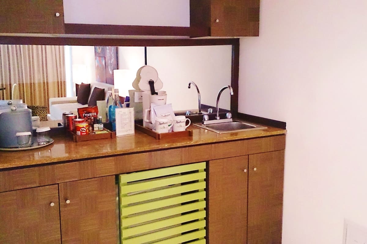 fridge, coffee/tea maker