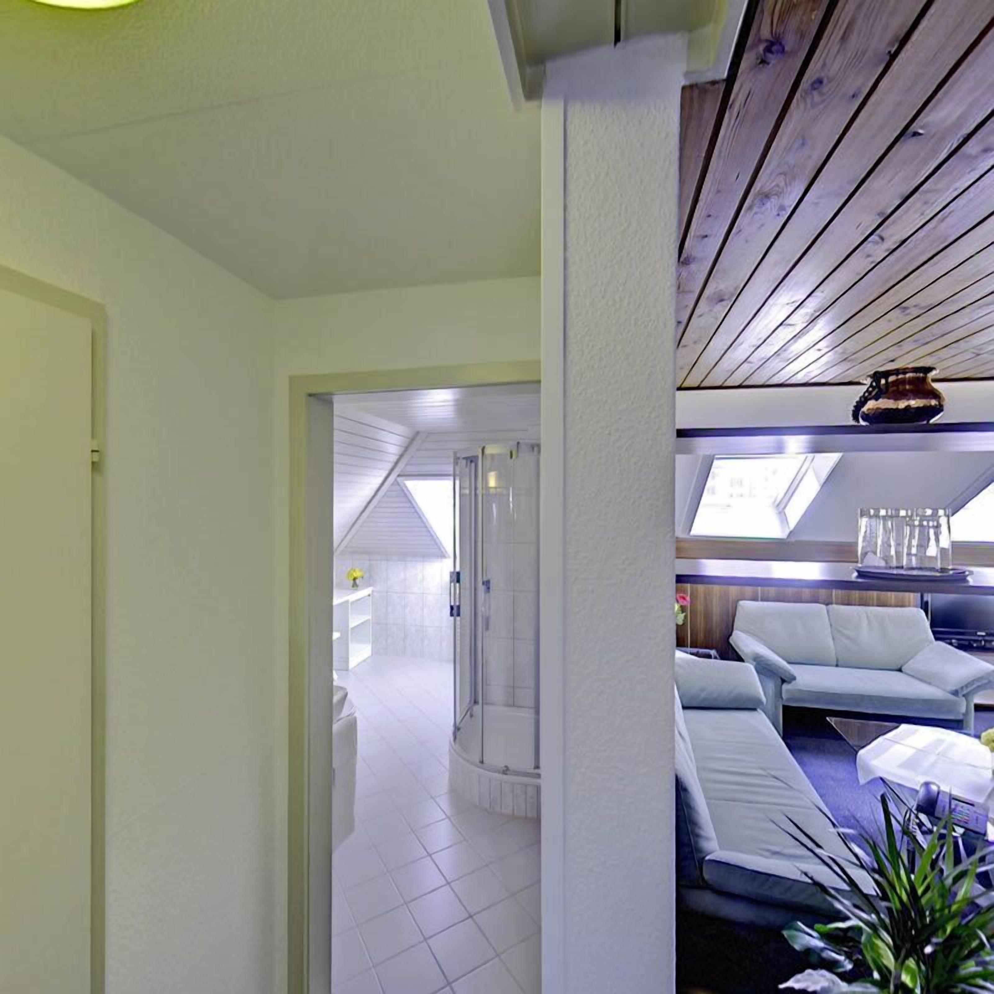 Badkamer | Een haardroger, handdoeken, zeep, shampoo