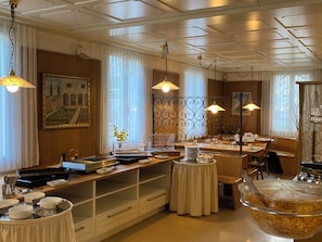 Daily buffet breakfast for a fee