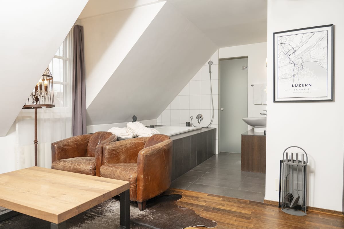 Suite, 1 King-Bett, Nichtraucher, Kamin | Wohnbereich | 31-Zoll-Flachbildfernseher mit Digitalempfang, Fernseher