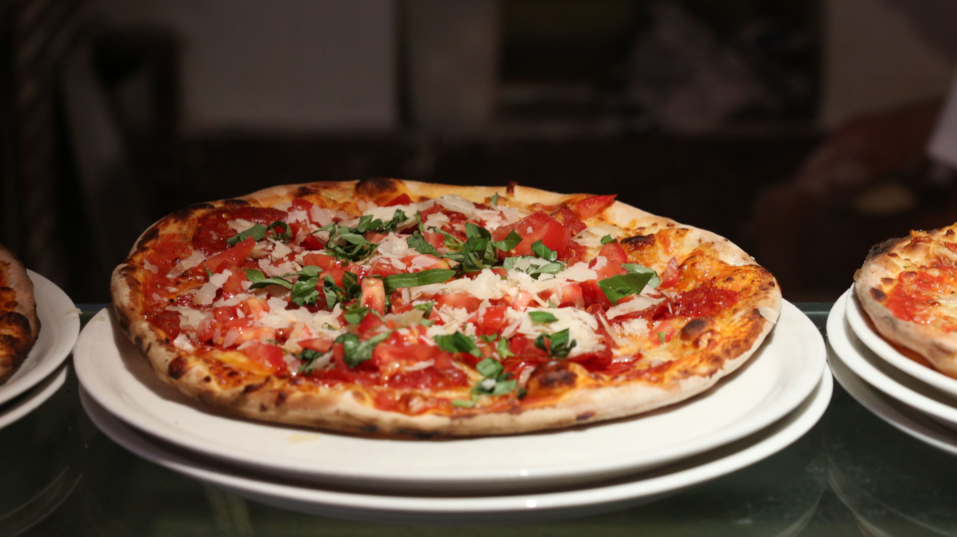 Une pizza garnie, servie sur une assiette.