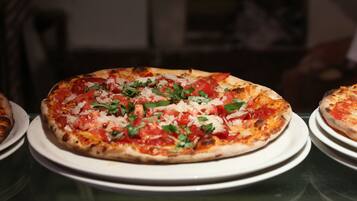 Une pizza garnie, servie sur une assiette.