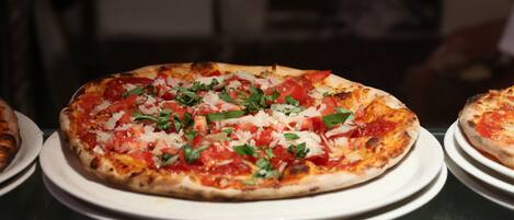 Una pizza con ingredientes sobre un plato.