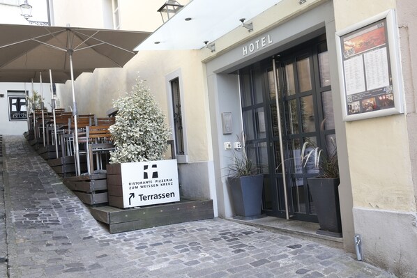 A hotel entrance with a sign for 'Ristorante Pizzeria Zum Weissen Kreuz' and a direction to 'Terrassen'. - Boutique Hotel Weisses Kreuz - Adult only Hotel (Lucerne)