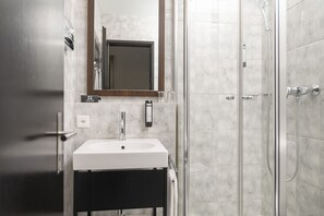 Regadera, amenidades de baño gratuitas, secadora de cabello, toallas