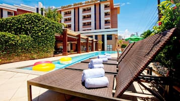 Piscine extérieure, parasols de plage, chaises longues