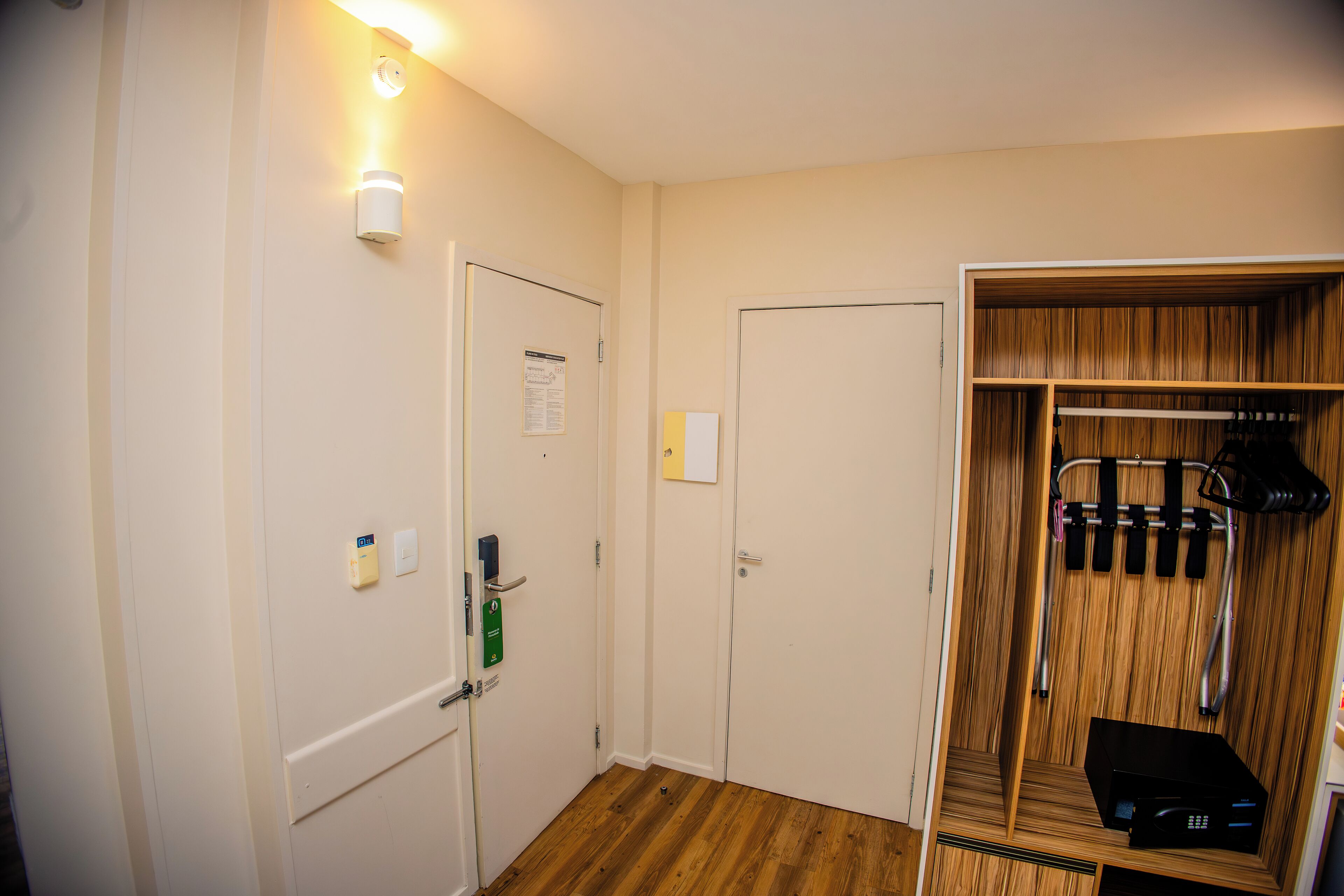 Suite Superior Familia- Conjugada | Minibar, in-room safe, desk, laptop workspace