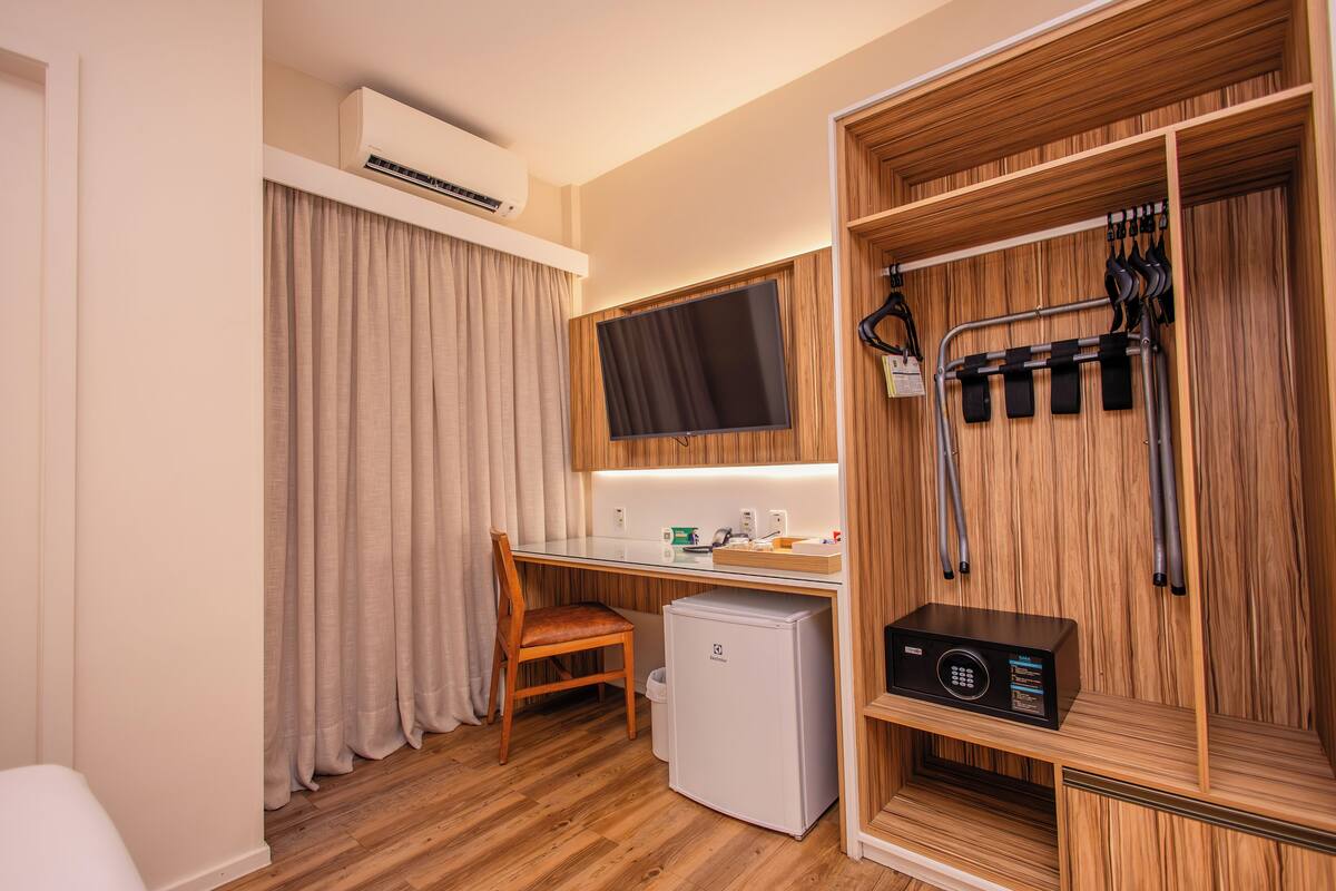 Superior driepersoonskamer | Een minibar, een kluis op de kamer, een bureau, een laptopwerkplek