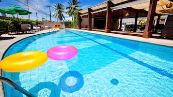 Kolam renang outdoor, dengan payung kolam renang dan kursi berjemur