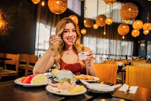Free daily continental breakfast  - Quality Hotel Aracaju (Aracaju)