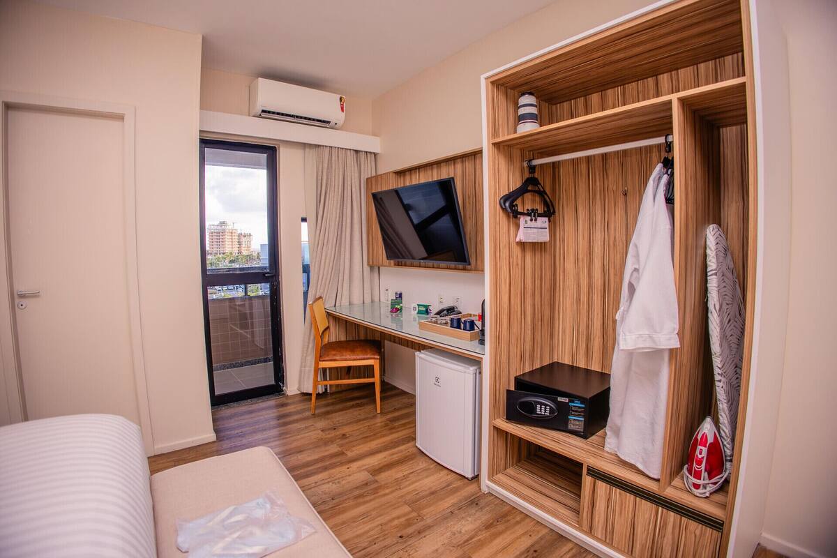 Een minibar, een kluis op de kamer, een bureau, een laptopwerkplek