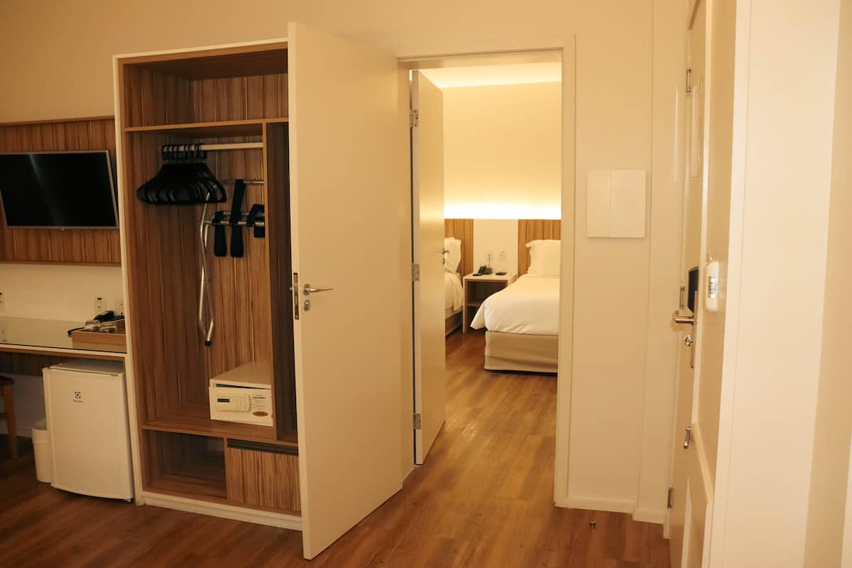 Suite Superior Familia- Conjugada | Minibar, in-room safe, desk, laptop workspace
