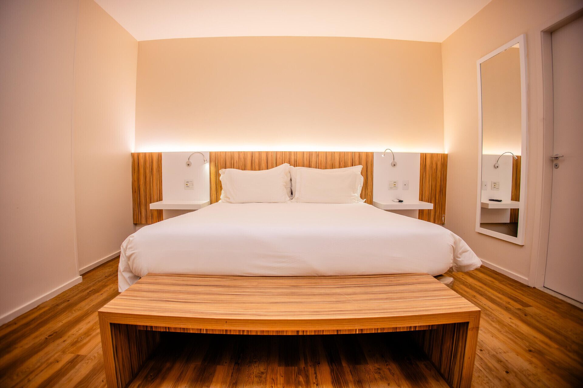 迷你吧、客房内保险箱、办公桌、笔记本电脑工作区