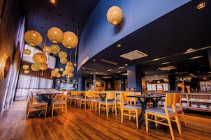 Café da manhã, almoço e jantar; culinária internacional