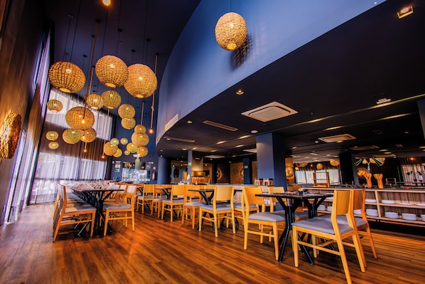 Breakfast, lunch, dinner served; international cuisine