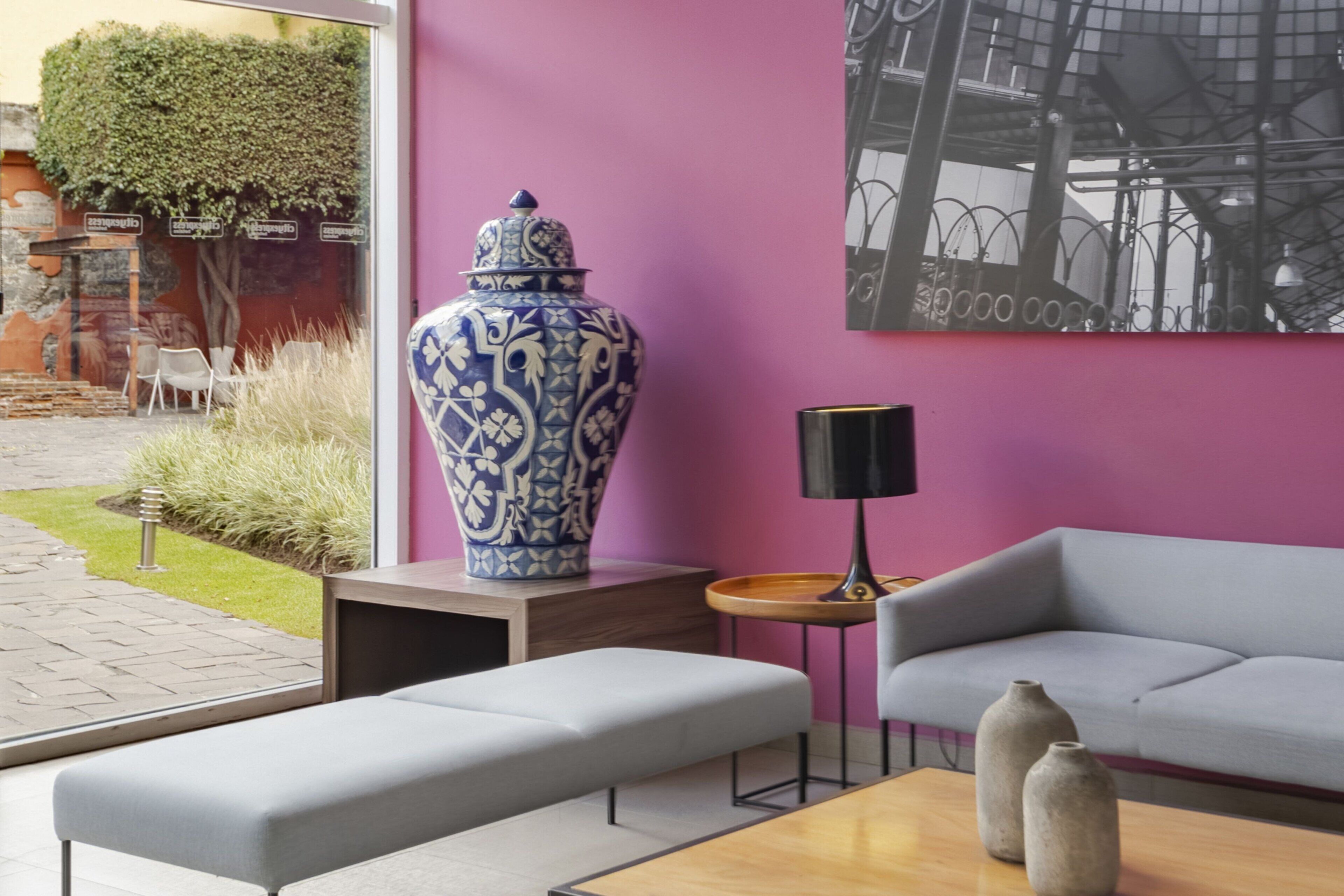 Un interior moderno con un sofá, una mesa de centro y un jarrón decorativo.