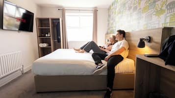 Escritorio, sistema de insonorización, wifi gratis y ropa de cama