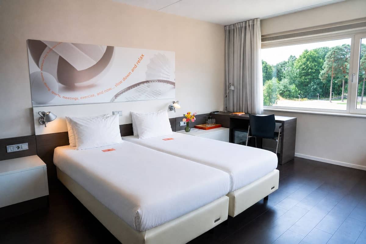 Junior Suite | In-room safe, iron/ironing board (on request), WiFi (free), alarm clocks