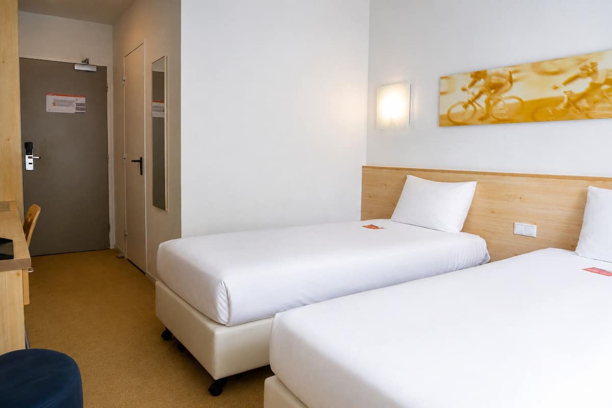 Standard Room | In-room safe, iron/ironing board (on request), WiFi (free), alarm clocks