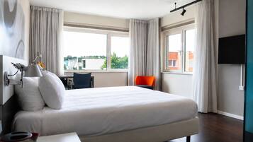 Junior Suite | In-room safe, iron/ironing board (on request), WiFi (free), alarm clocks