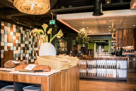 Se sirven desayunos, almuerzos y cenas; con vista al campo de golf. Hotel Papendal