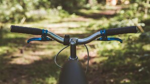 A bicycle handlebar with a black grip and blue accents. - Hotel Papendal (Arnhem)