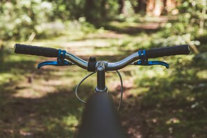 A bicycle handlebar with a black grip and blue accents. - Hotel Papendal (Arnhem)