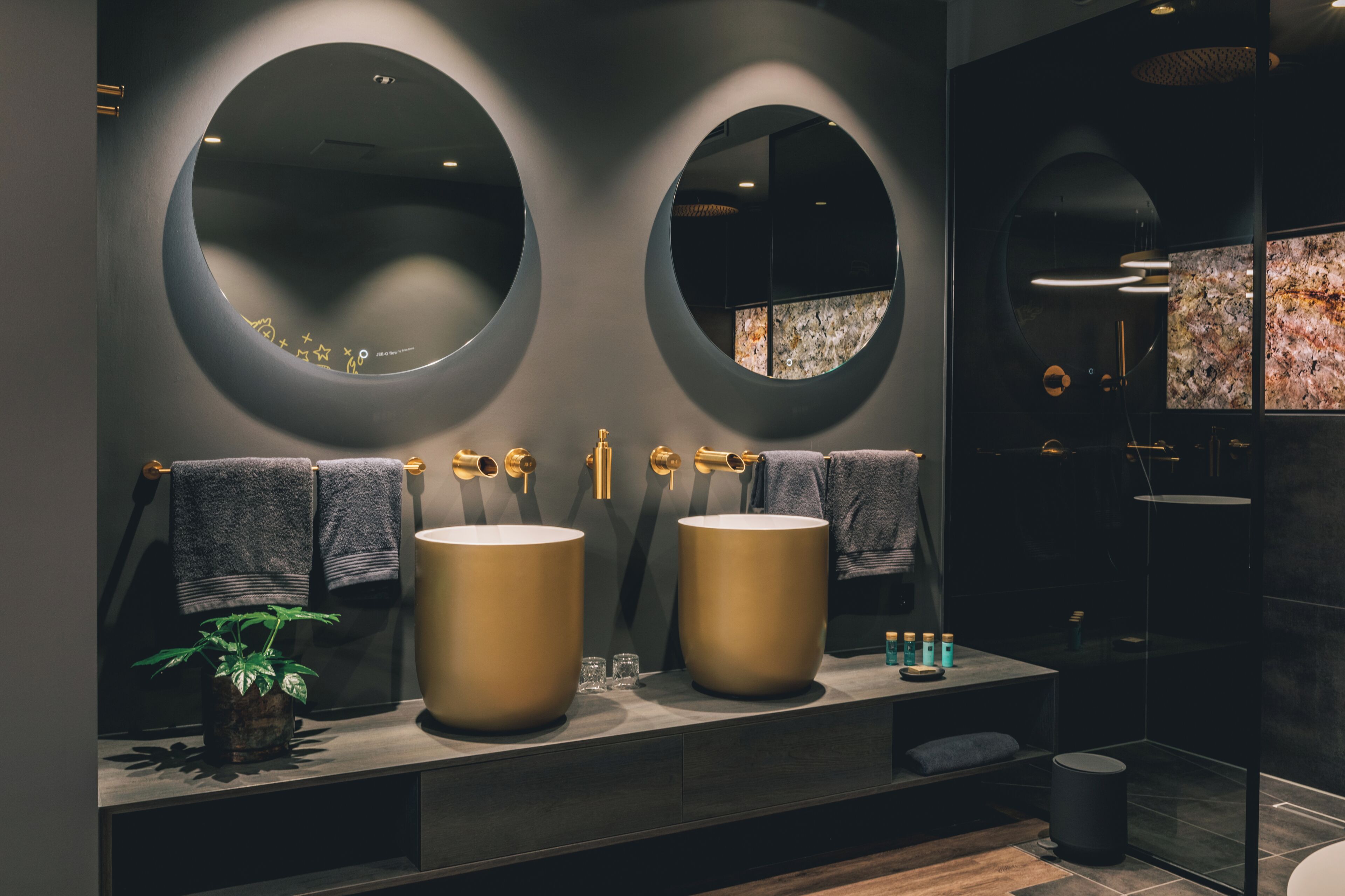 Luxury Studio Suite | Bathroom