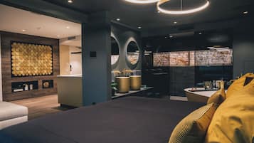 Luxury Studio Suite | In-room safe, iron/ironing board, free WiFi, bed sheets