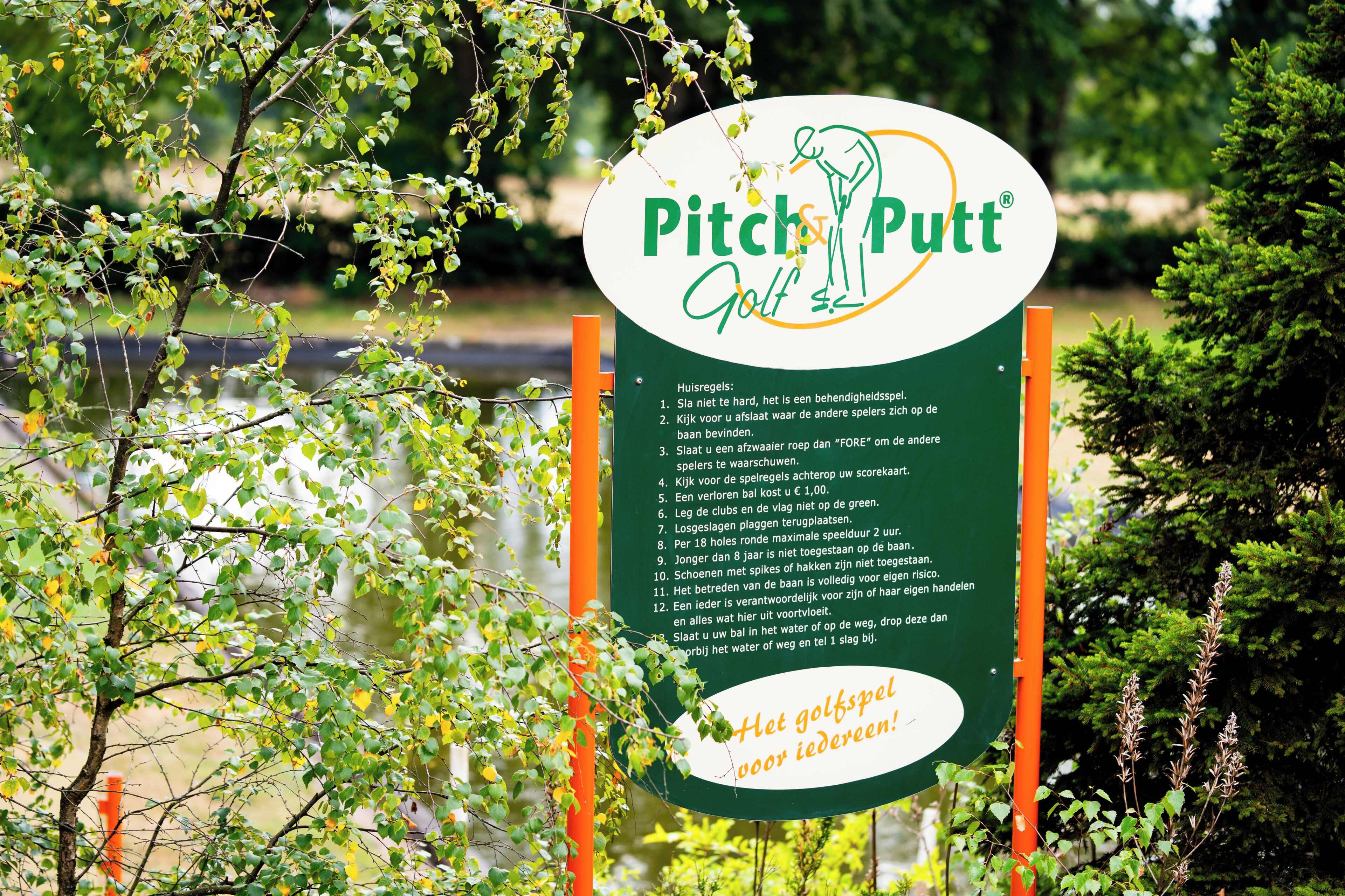 Un cartel para un campo de golf con normas indicadas.