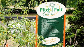 Un cartel para un campo de golf con normas indicadas.