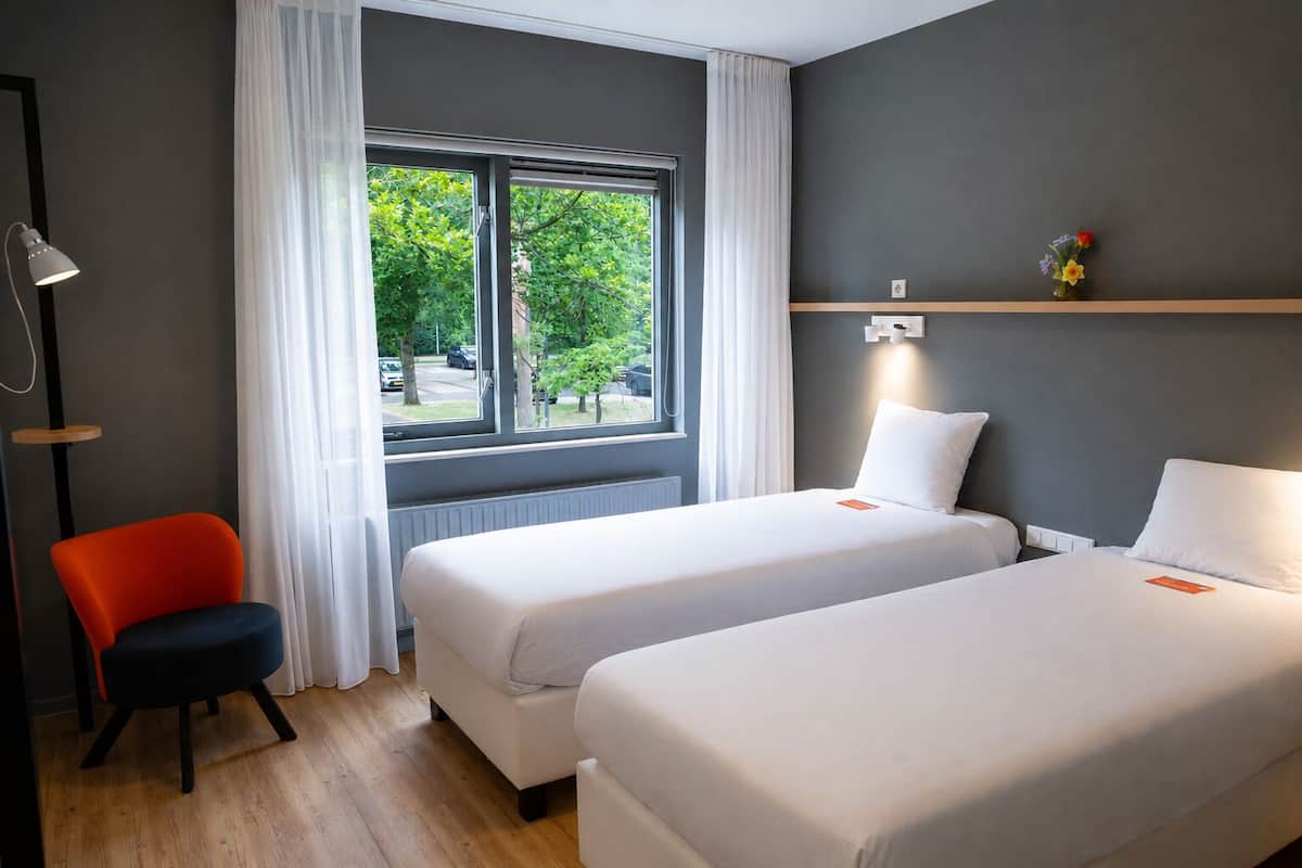 Comfort Room | In-room safe, iron/ironing board (on request), WiFi (free), alarm clocks