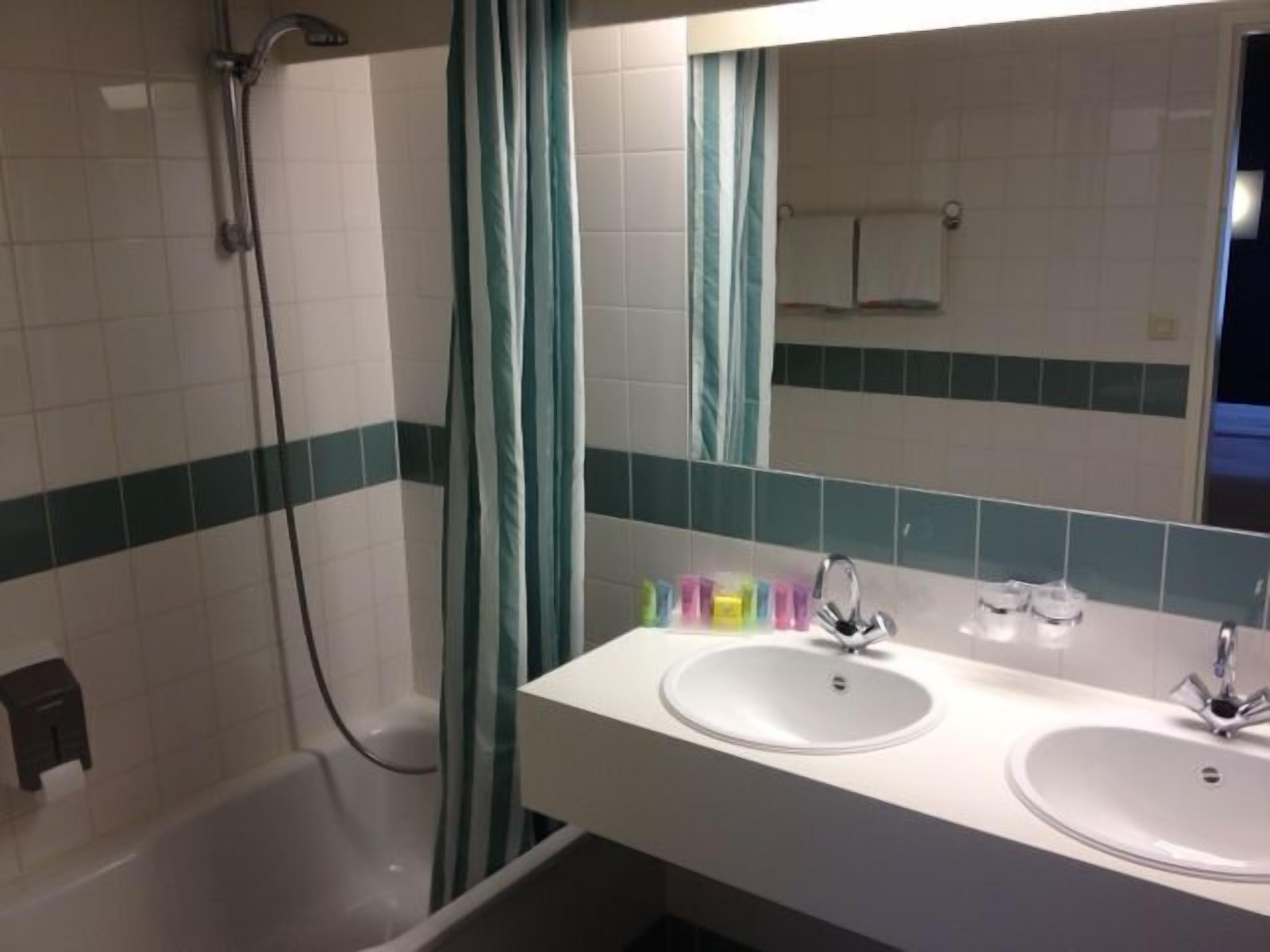 standard room | bathroom | free toiletries, hair dryer, towels