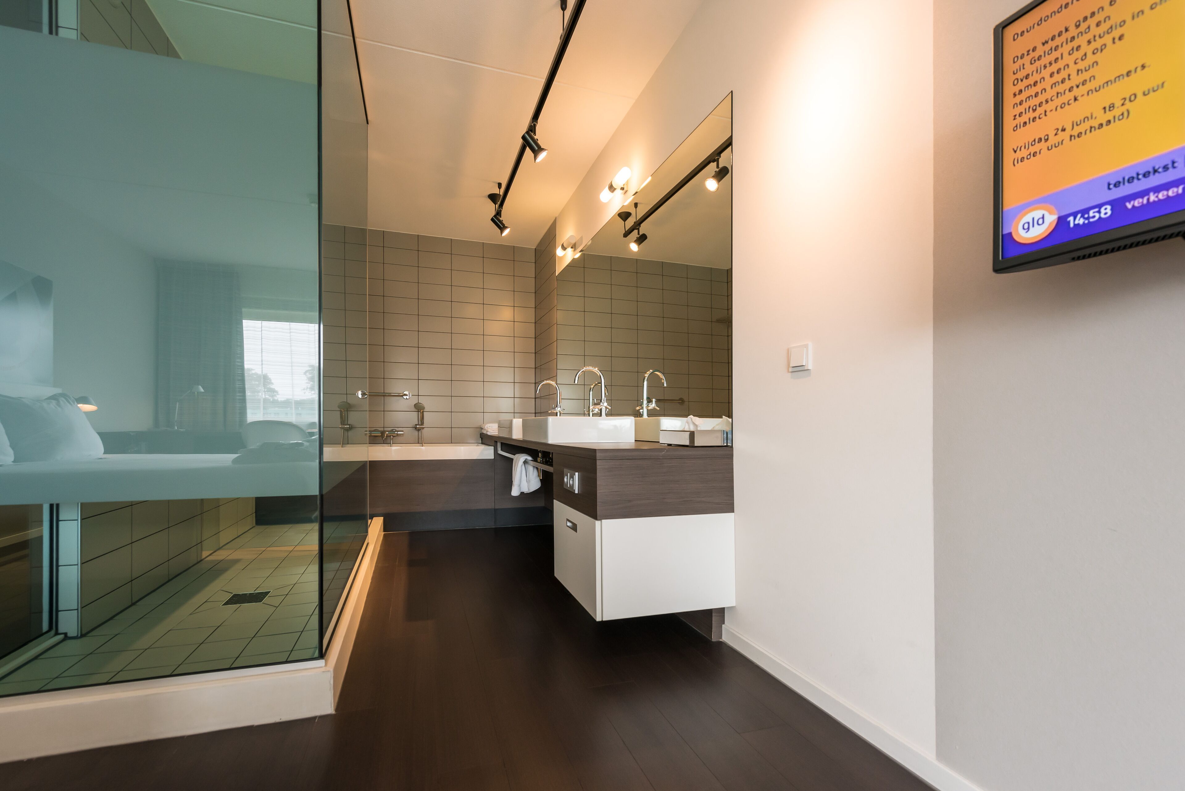 junior suite | bathroom | free toiletries, hair dryer, towels