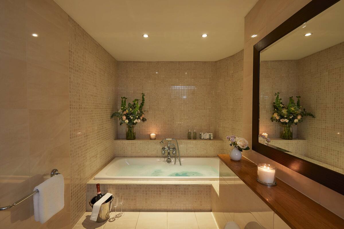 deluxe suite, 1 double bed (super deluxe 4 poster) | bathroom | separate bathtub and shower, hair dryer, towels