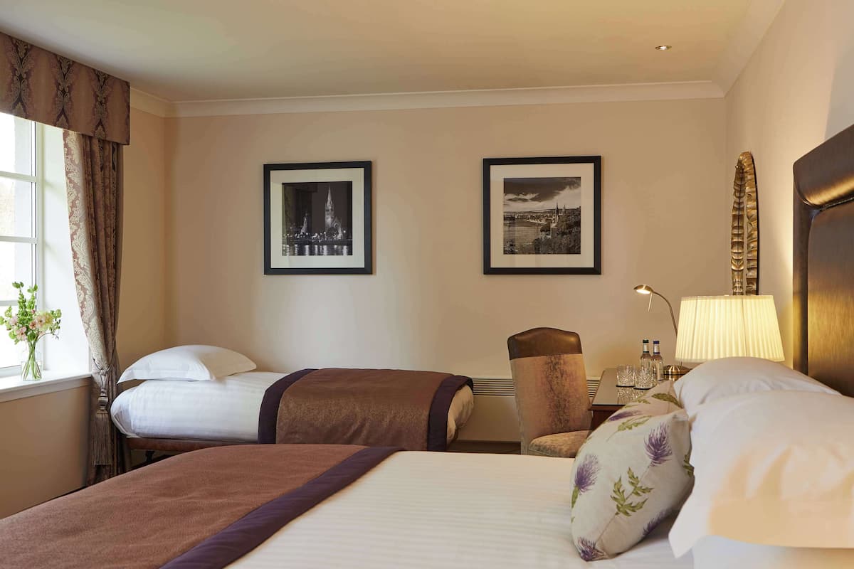 Lakens van Egyptisch katoen, luxe beddengoed, een kluis op de kamer