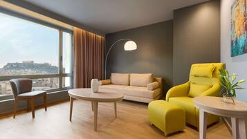 Ropa de cama de alta calidad, colchones con pillow-top y minibar