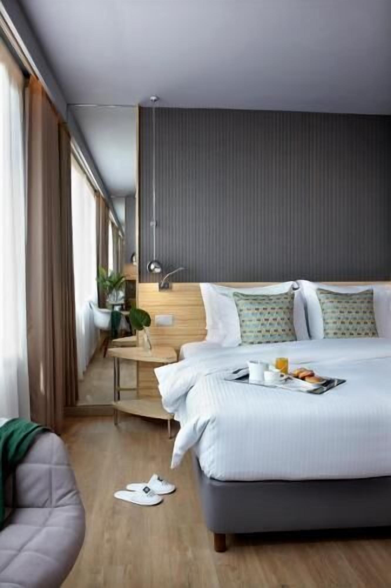 Luxe beddengoed, pillowtop-bedden, een minibar, een kluis op de kamer