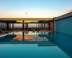 Piscina externa sazonal, guarda-sóis, espreguiçadeiras