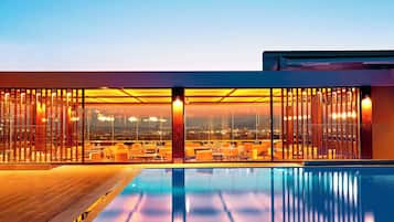 Piscina externa sazonal, guarda-sóis, espreguiçadeiras