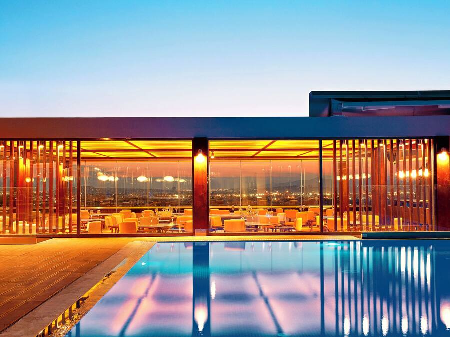 Seasonal outdoor pool, pool umbrellas, sun loungers