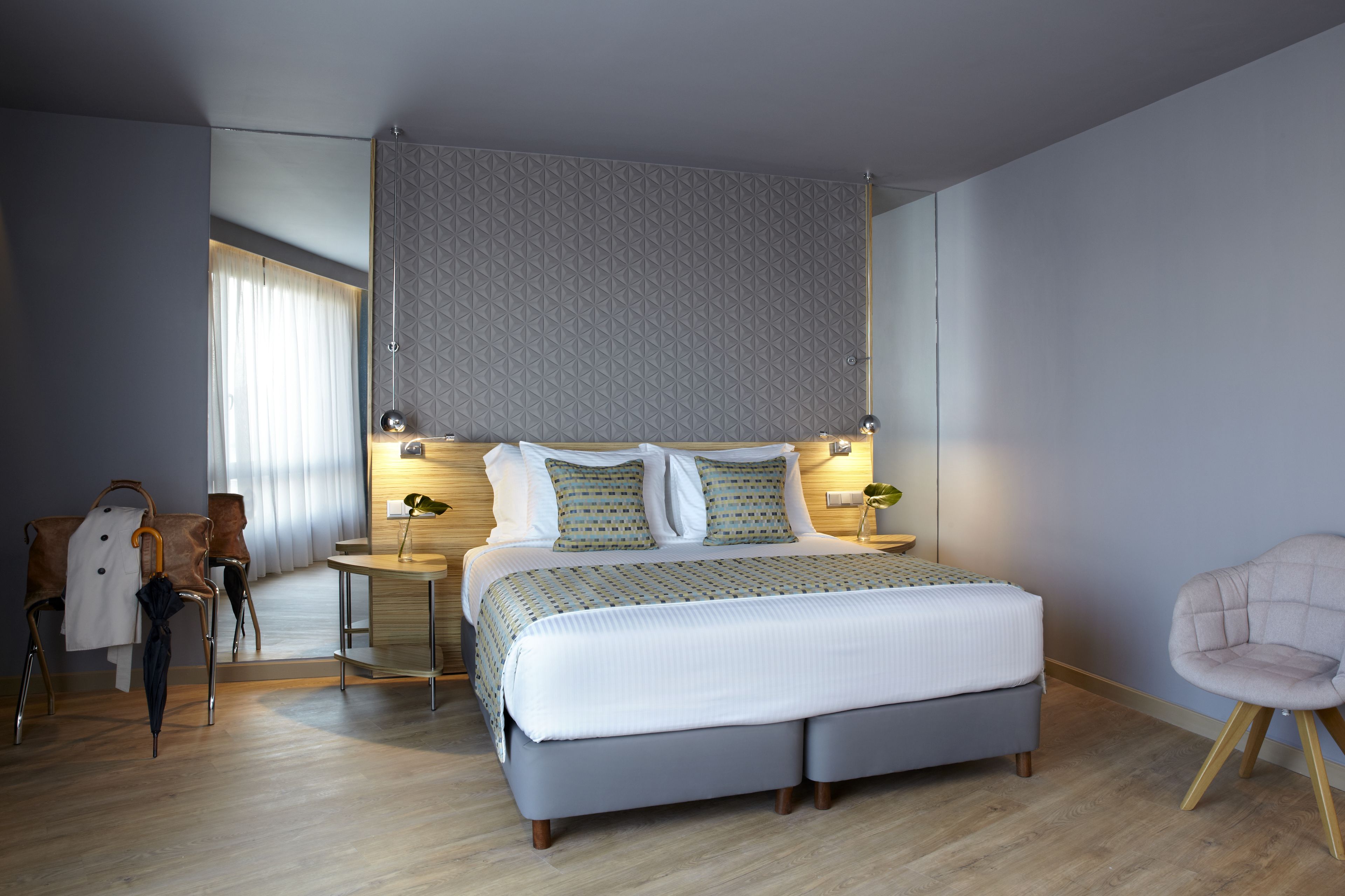 Ropa de cama de alta calidad, colchones con pillow-top y minibar 