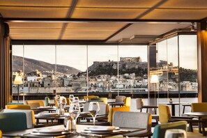 2 restaurants, servant le déjeuner et le dîner; cuisine locale