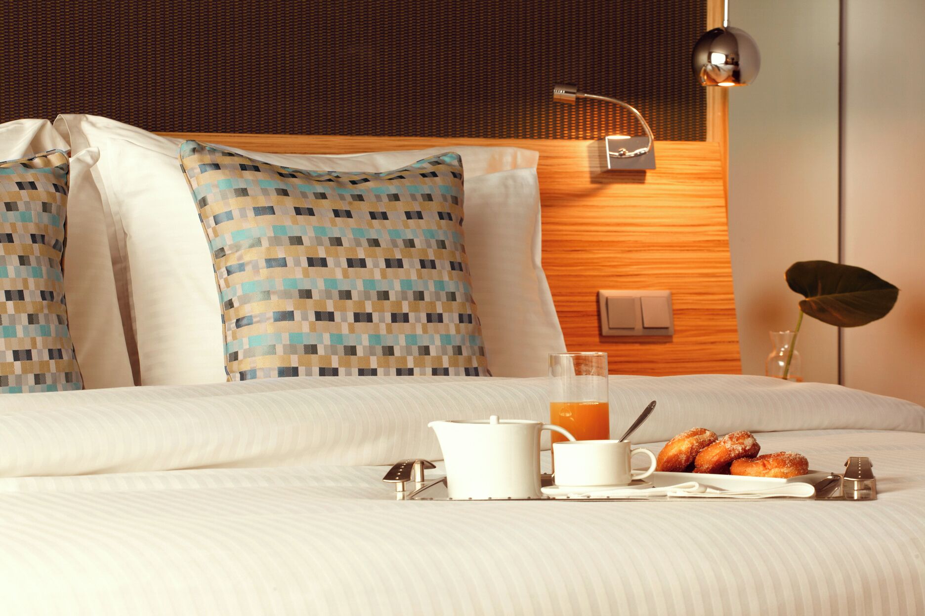 고급 침구, 필로우탑 침대, 미니바, 객실 내 금고