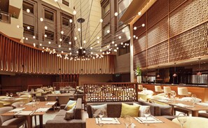 2 restaurants servant le petit déjeuner, spécialités Cuisine locale