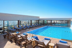 Seasonal outdoor pool, pool umbrellas, sun loungers - Zeus Wyndham Grand Athens (Athens)